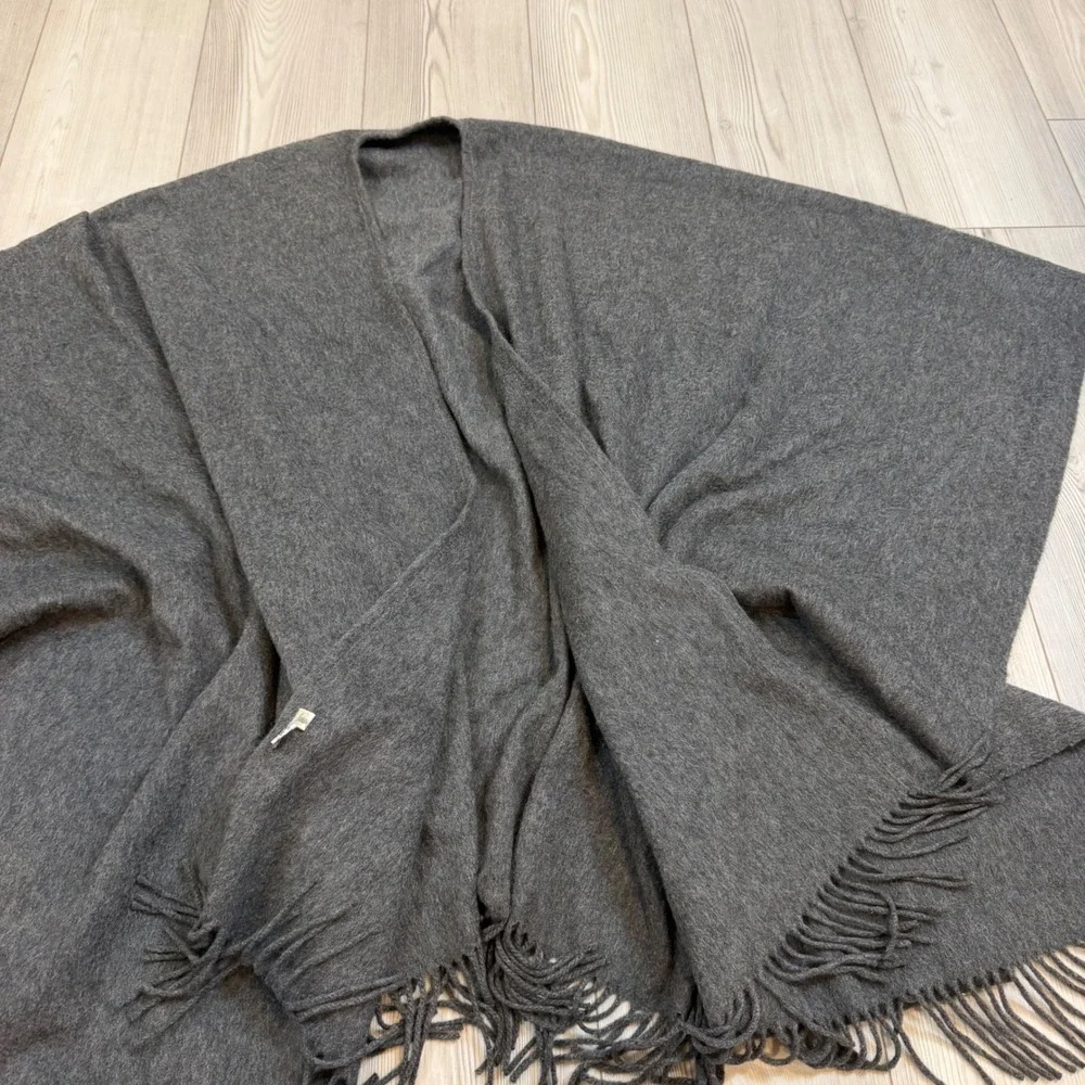 100% Cashmere Neiman Marcus Scotland Charcoal Gray Fringe Ruana Wrap Shawl Cape